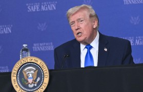 特朗普称若达不成协议将“彻底摧毁伊朗所有发电厂、油井及哈尔克岛”